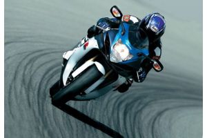 Video: 2011 Suzuki GSX-R750