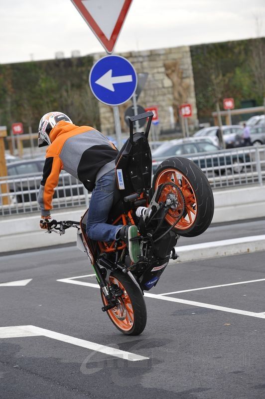 Poftiti la dans cu Rok Bagoros si KTM 125 Duke